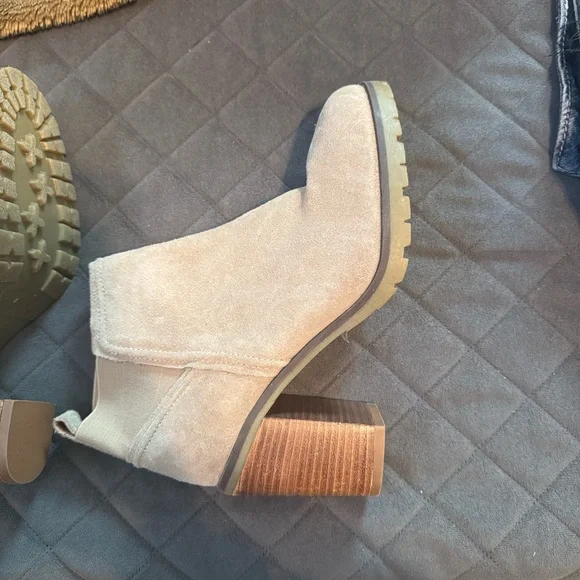 Buckle Women's Cream Heeled Boots - Picture 3 of 4